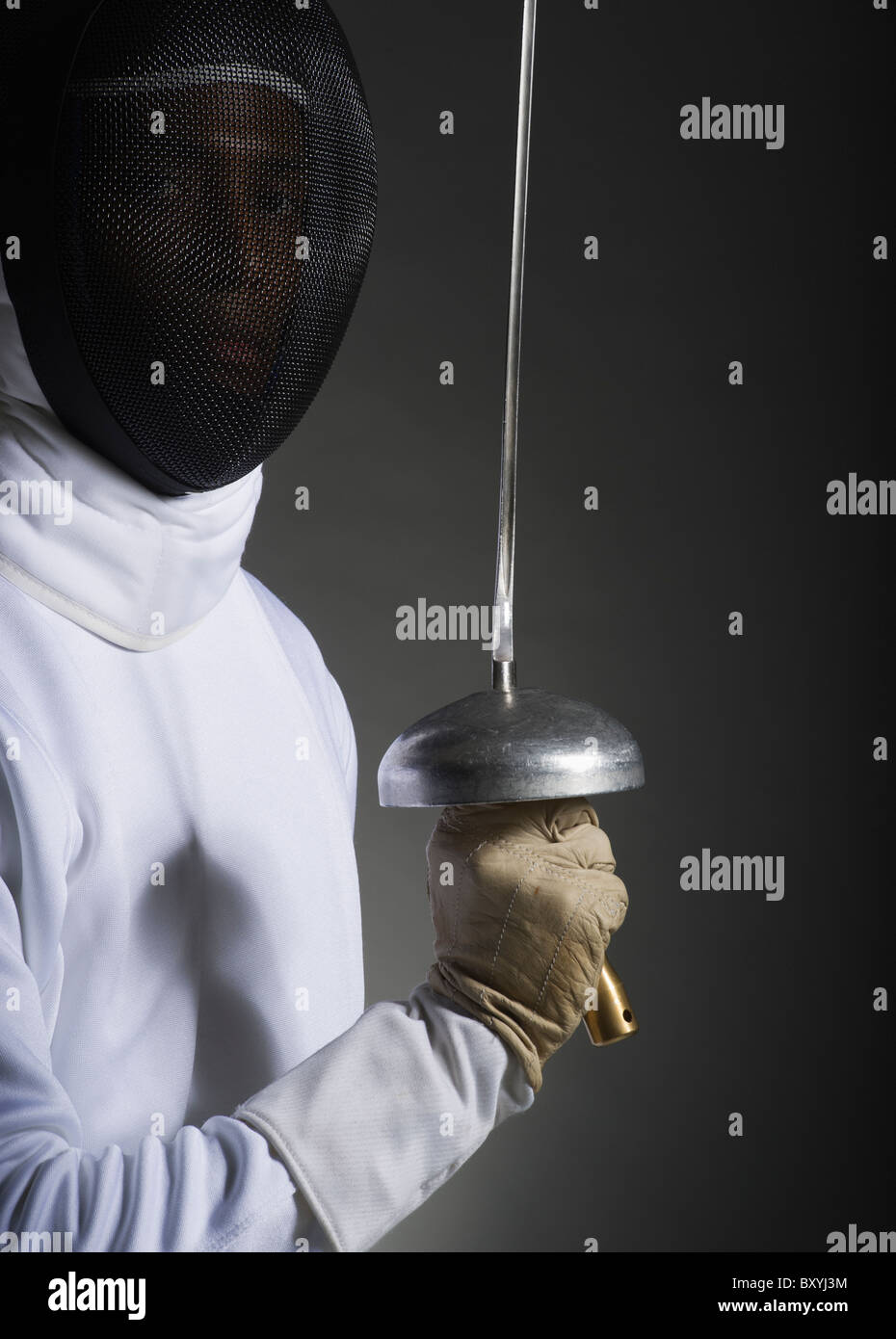 Portrait de studio de fencer holding fencing foil Banque D'Images