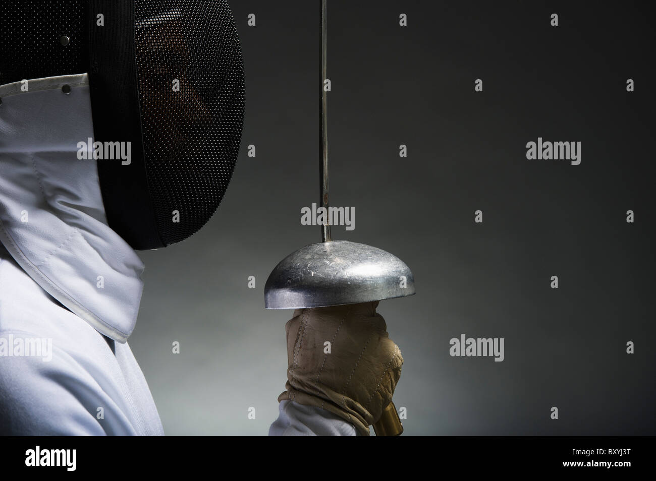 Portrait de studio de fencer holding fencing foil Banque D'Images