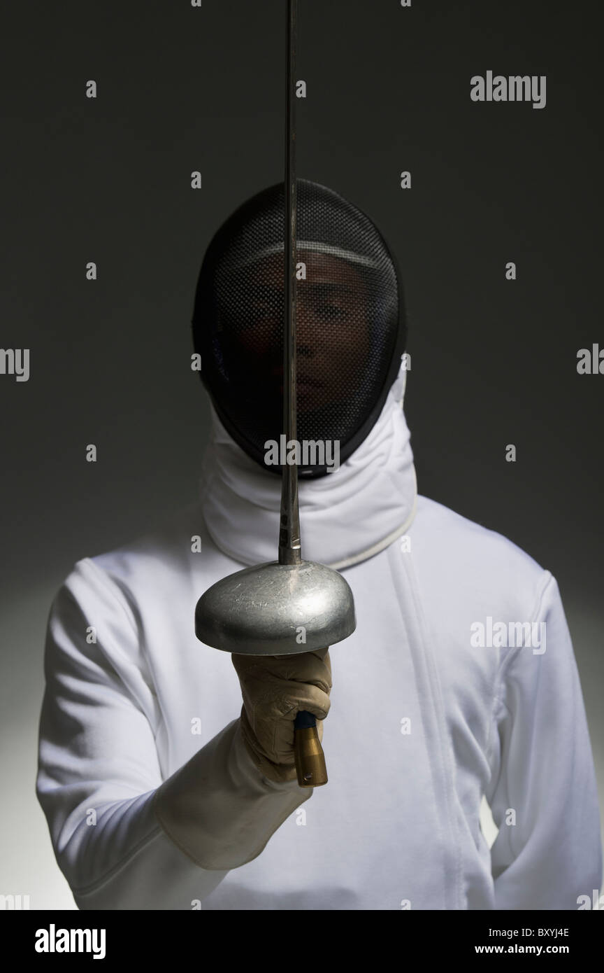 Portrait de studio de fencer holding fencing foil Banque D'Images