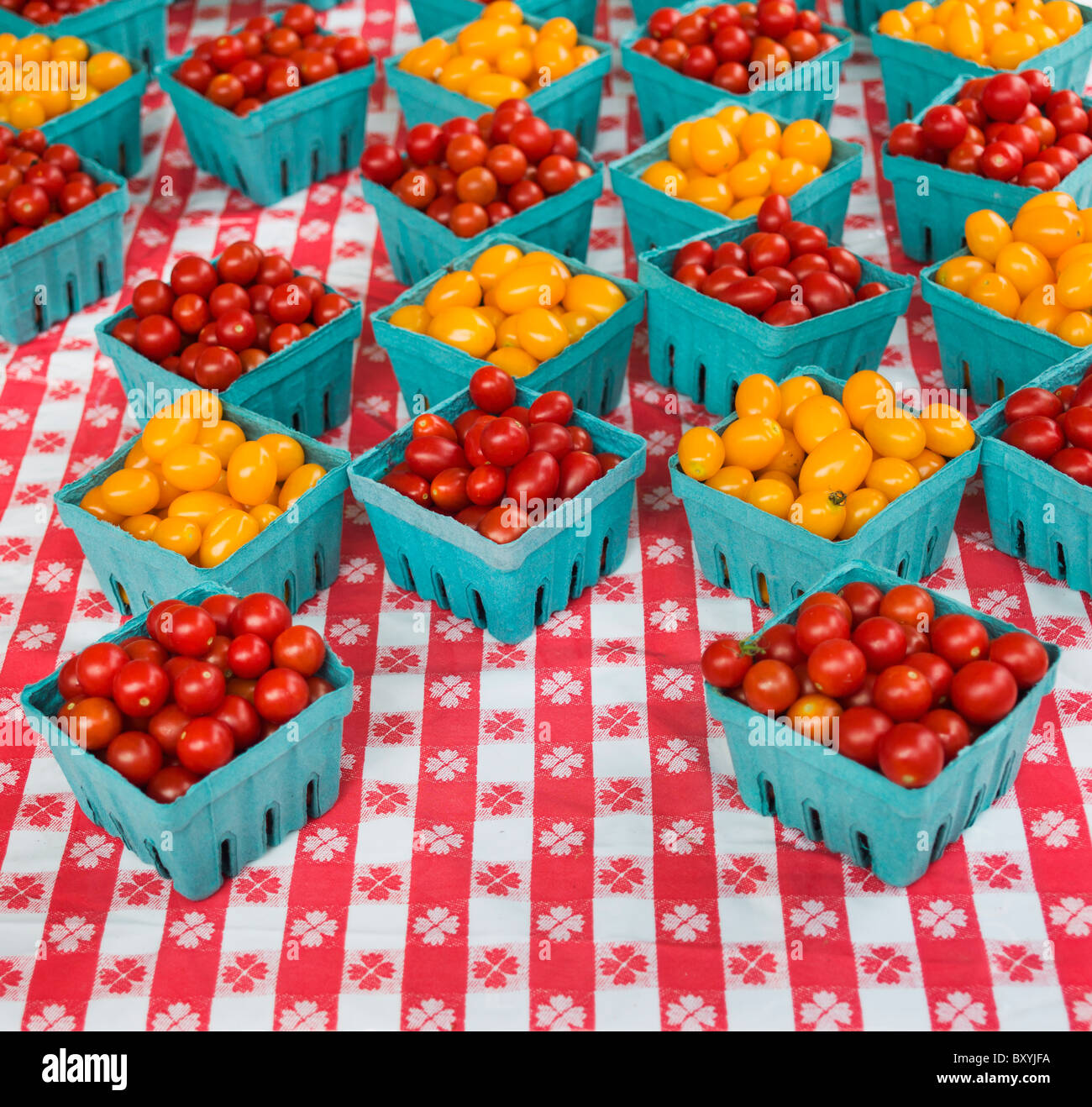 Boîtes avec tomates cerise sur le tableau Banque D'Images