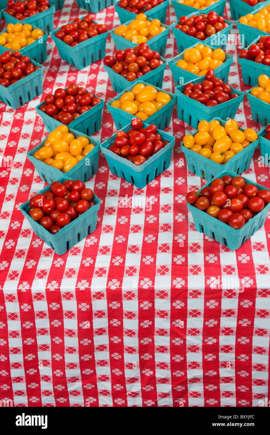 Boîtes avec tomates cerise sur le tableau Banque D'Images