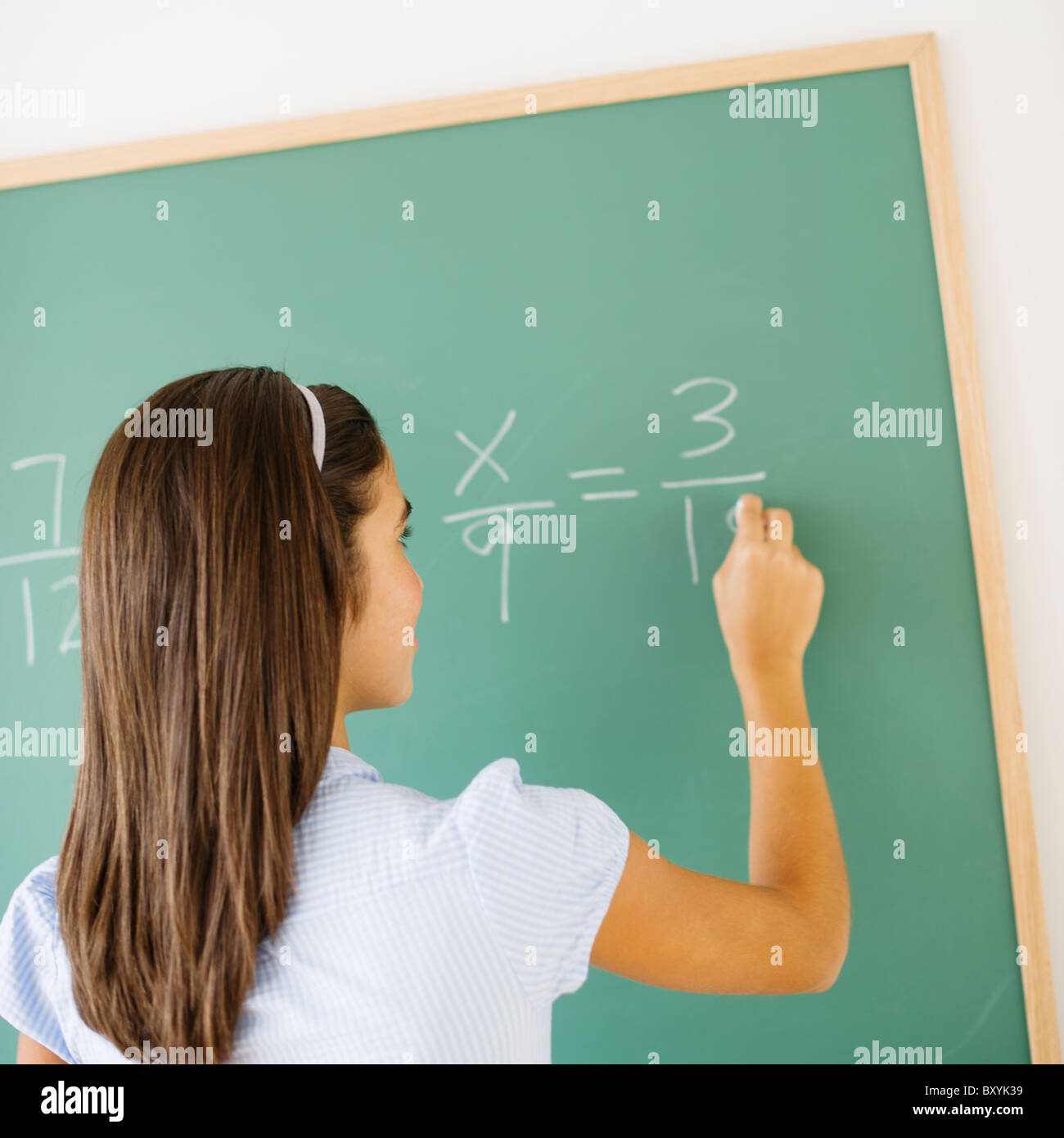 Girl écrit le tableau dans la classe Banque D'Images