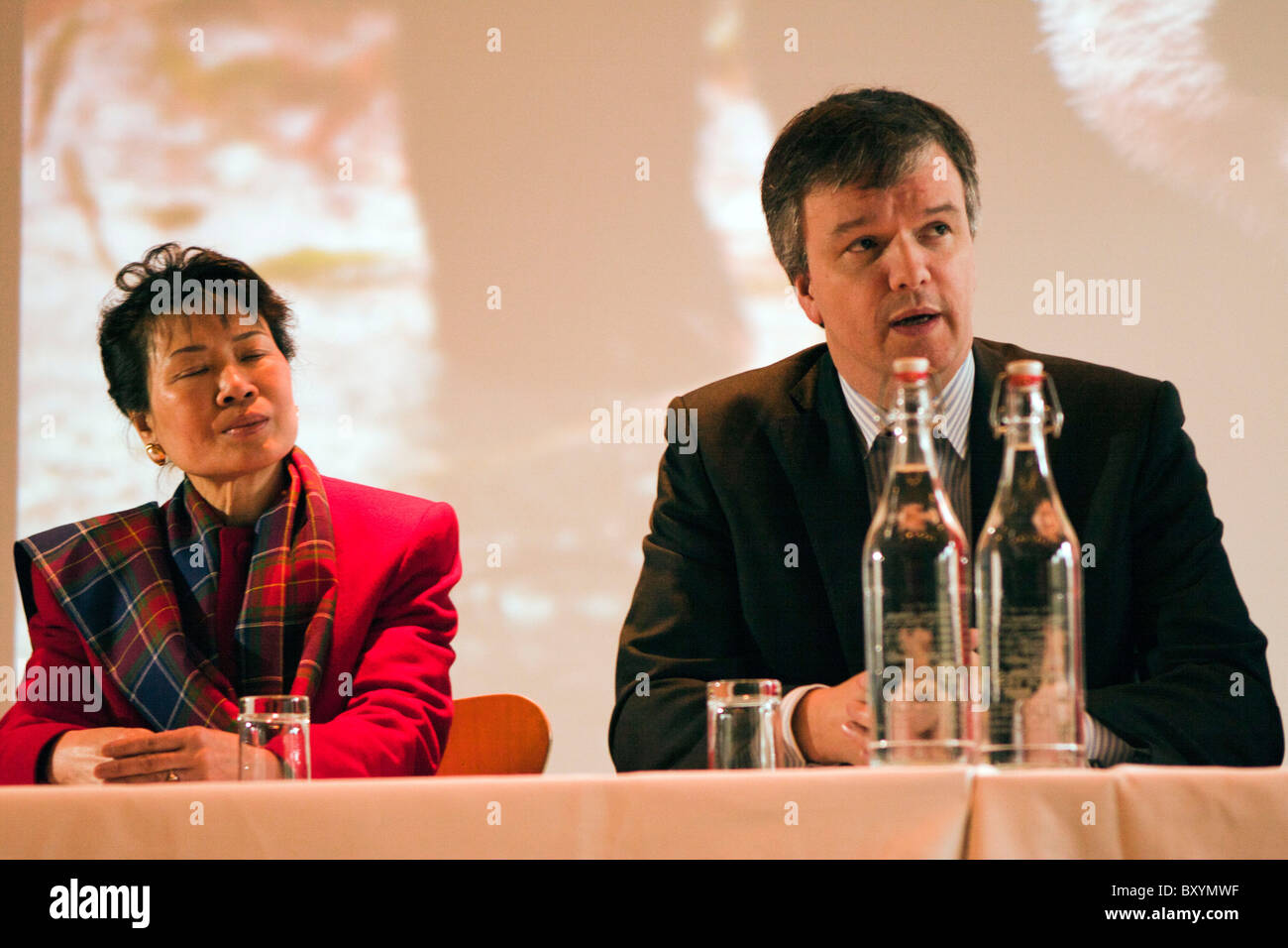 Ecosse - 10 janvier 2011. Secrétaire d'État pour l'Écosse, Michael Moore et Madame Tan Xiutian Banque D'Images