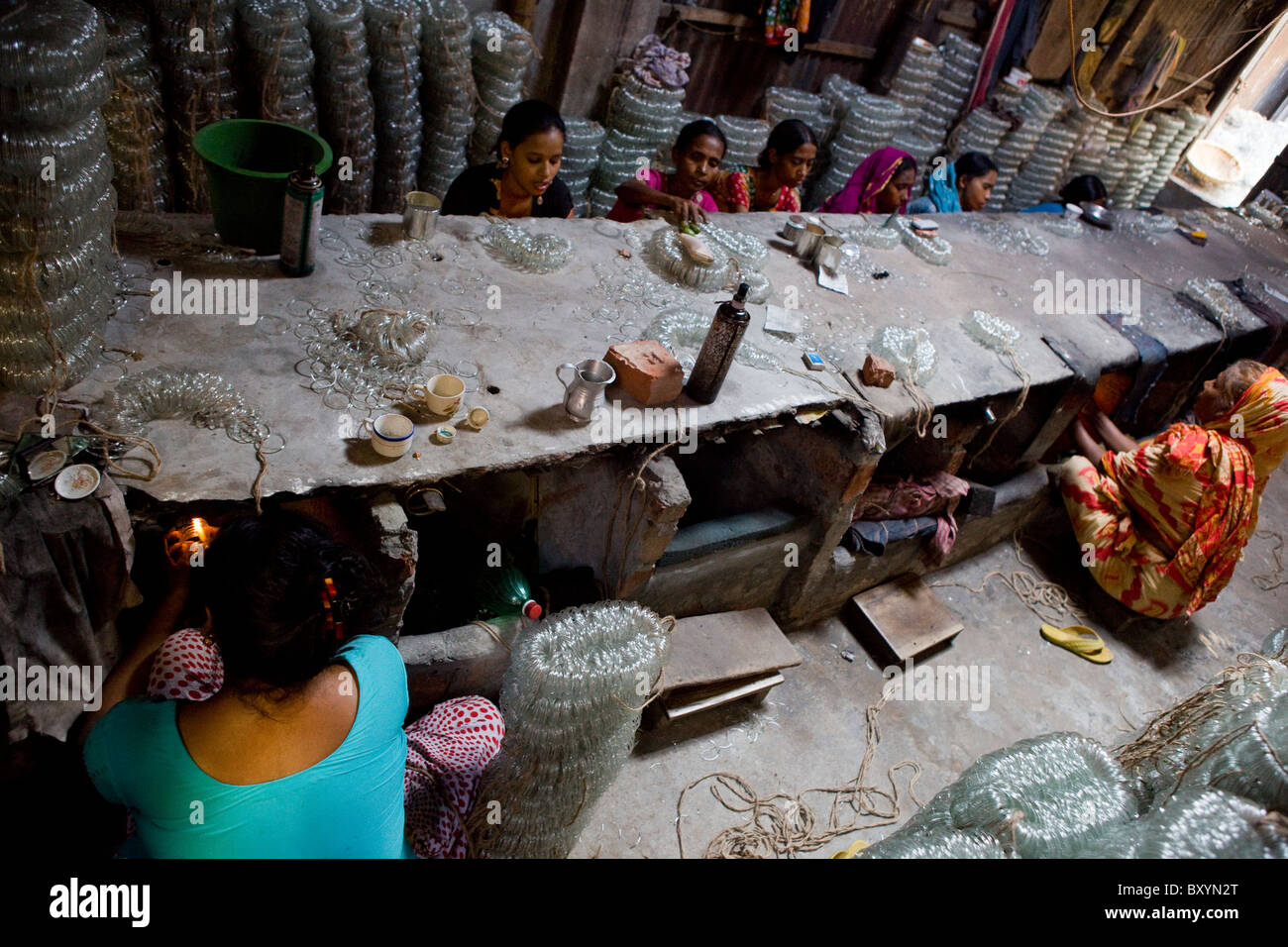 Les travailleuses et travailleurs femmes bracelets dans un sweat shop dans la région de Old Dhaka, Bangladesh Banque D'Images