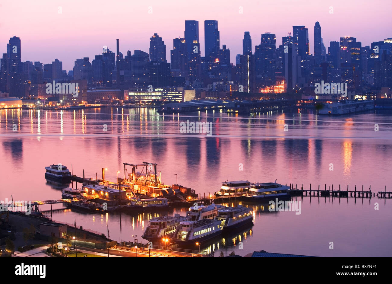 Docks et skyline vu de New Jersey Banque D'Images