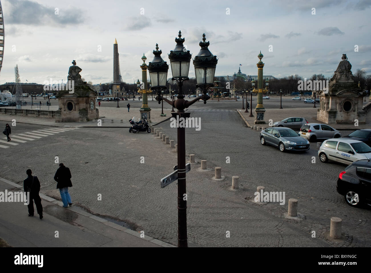 Paris, France, scènes de rue pittoresques historiques, monuments français, place de la Concorde, lumières d'époque, lampadaire de Paris, vue grand angle, place de la ville, rues urbaines Paris avec des gens et des voitures Banque D'Images