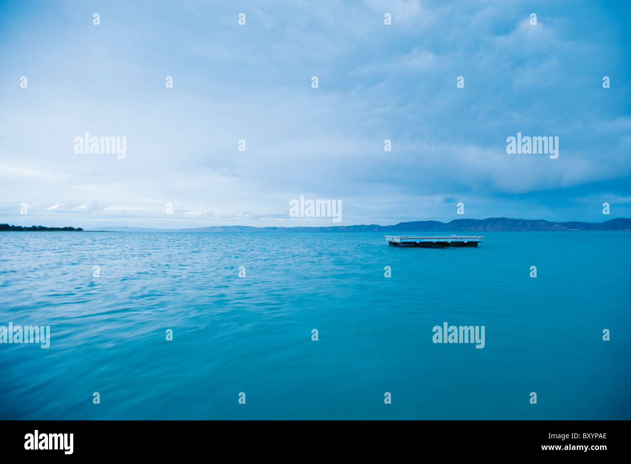 Radeau flottant sur l'eau Banque D'Images