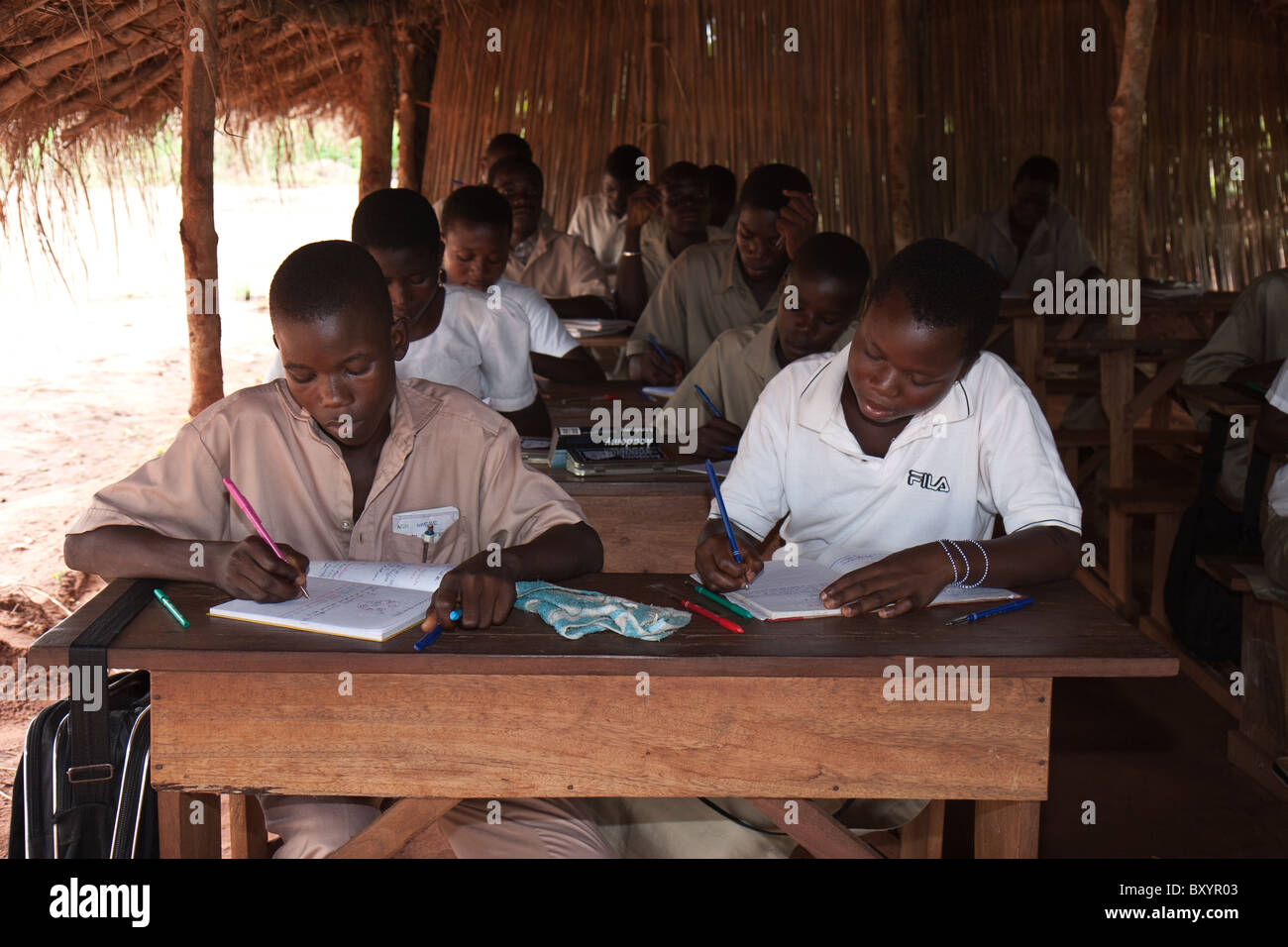 Étudiants dans un village africain au cours de l'étude une journée d'école Banque D'Images