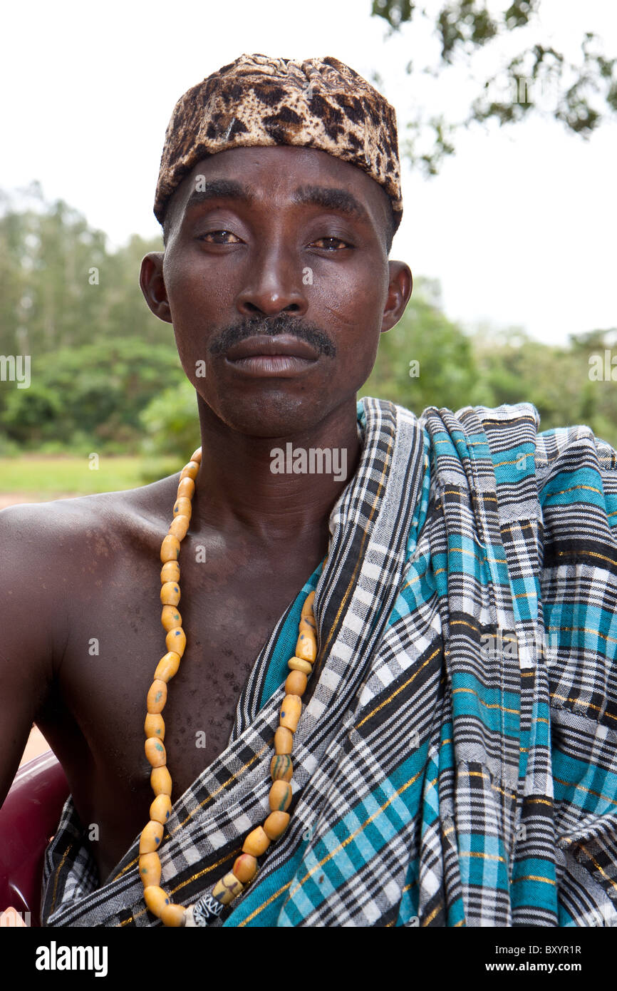 Un chef local du groupe des minorités Esse décoré de couronne et d'autres dignes d'atrapments image en Afrique de l'Ouest rurale. Banque D'Images
