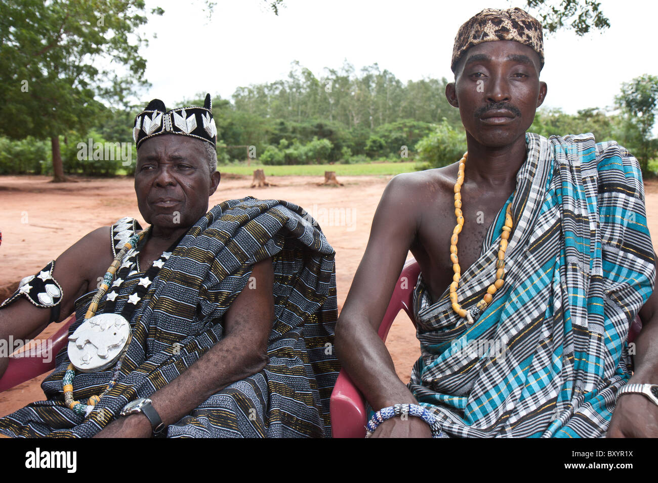 Un chef local du groupe des minorités Esse décoré de couronne et d'autres dignes d'atrapments image en Afrique de l'Ouest rurale. Banque D'Images
