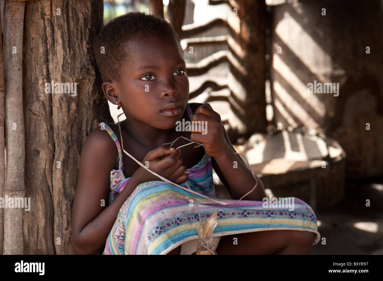 Un enfant dont le village a participé à un projet d'autonomisation de la communauté se trouve dans la tête de chèvre. Banque D'Images