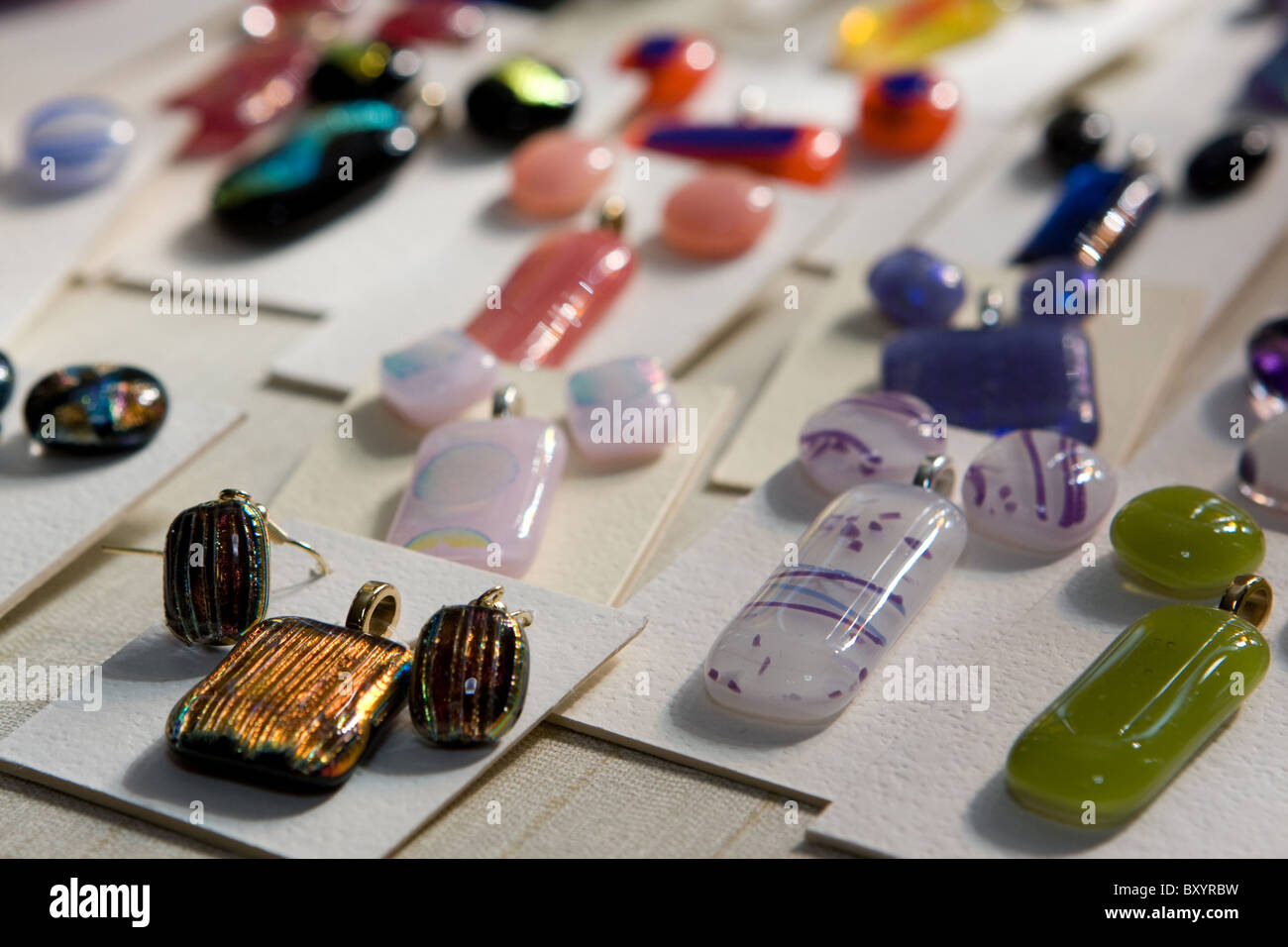 Bijoux en verre sur l'affichage pour la vente. Banque D'Images