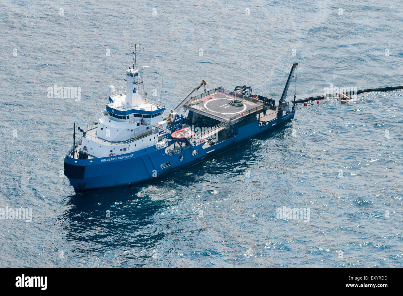 L'écrémage huile huile collecte bateau trois milles au nord de la source du site 252 MC, Golfe du Mexique, aux États-Unis. Banque D'Images