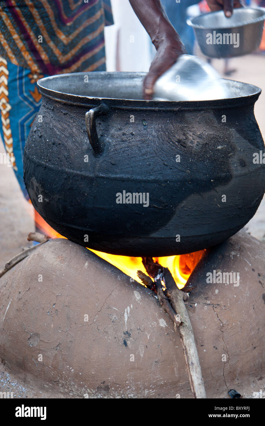 Une grande marmite est utilisé pour la cuisson sur un feu ouvert en Afrique  de l'Ouest Photo Stock - Alamy
