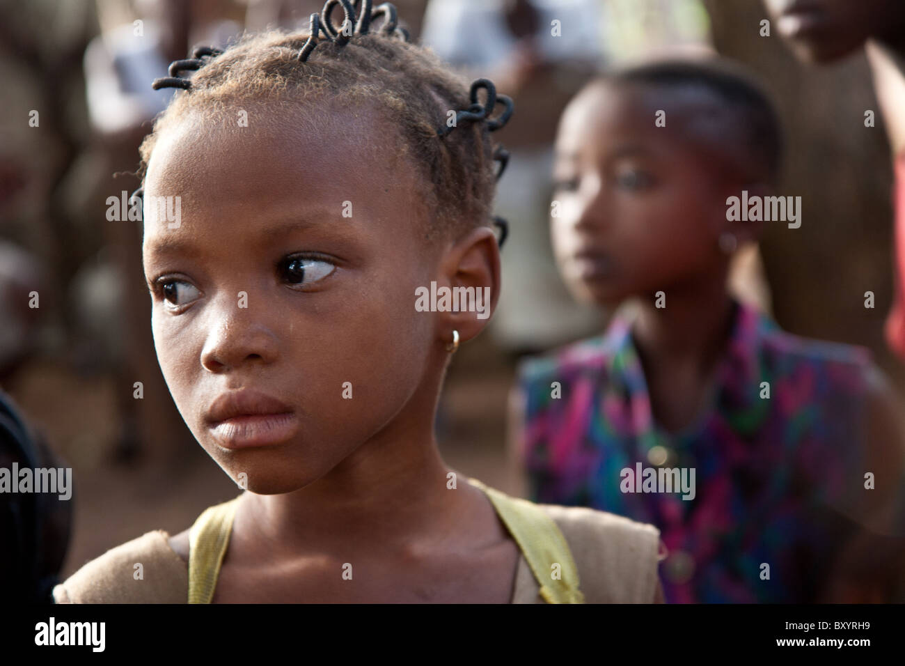 Un jeune enfant bénéficiaire apprendre sur les dangers du VIH/sida grâce à un projet de sensibilisation par une ONG en Afrique de l'Ouest. Banque D'Images