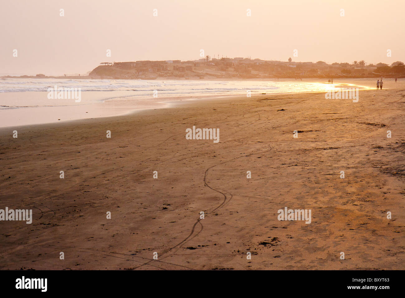 Une belle étendue de plage sur la côte centrale du Ghana à marée basse et au coucher du soleil. Banque D'Images