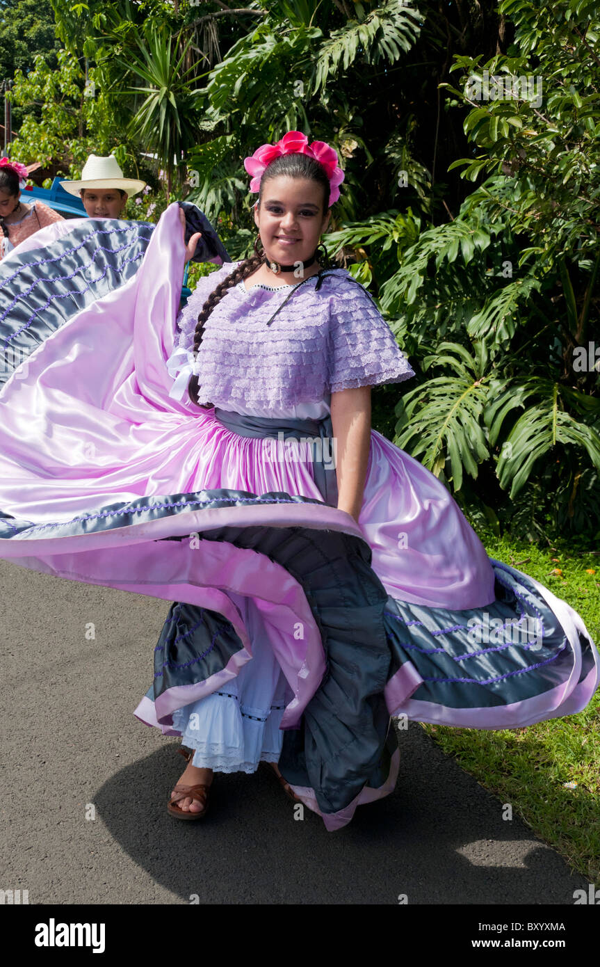 Défilé de jour de l'indépendance des performances de danse traditionnelle de la vallée centrale du Costa Rica Banque D'Images