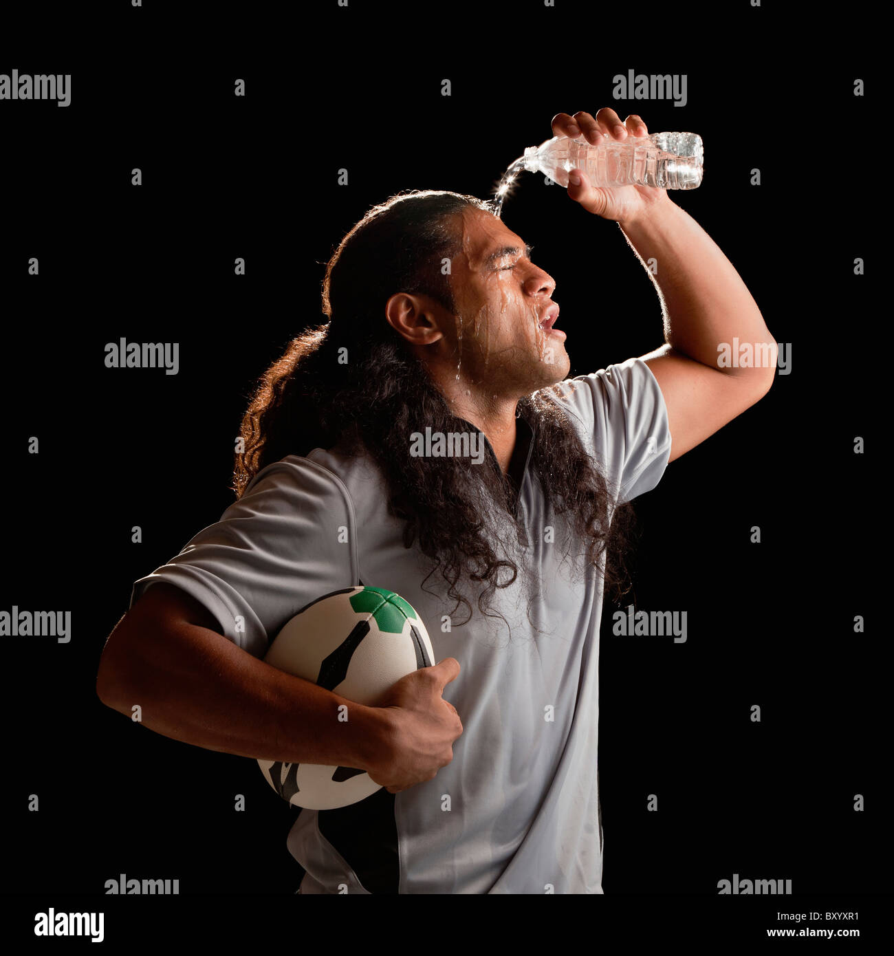 Joueur de rugby masculin verser de l'eau sur la tête Banque D'Images