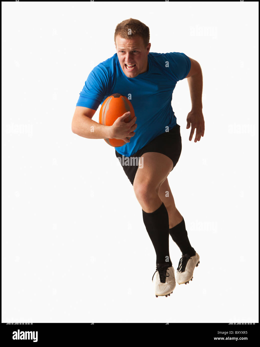 Joueur de rugby masculin exécutant avec ball Banque D'Images