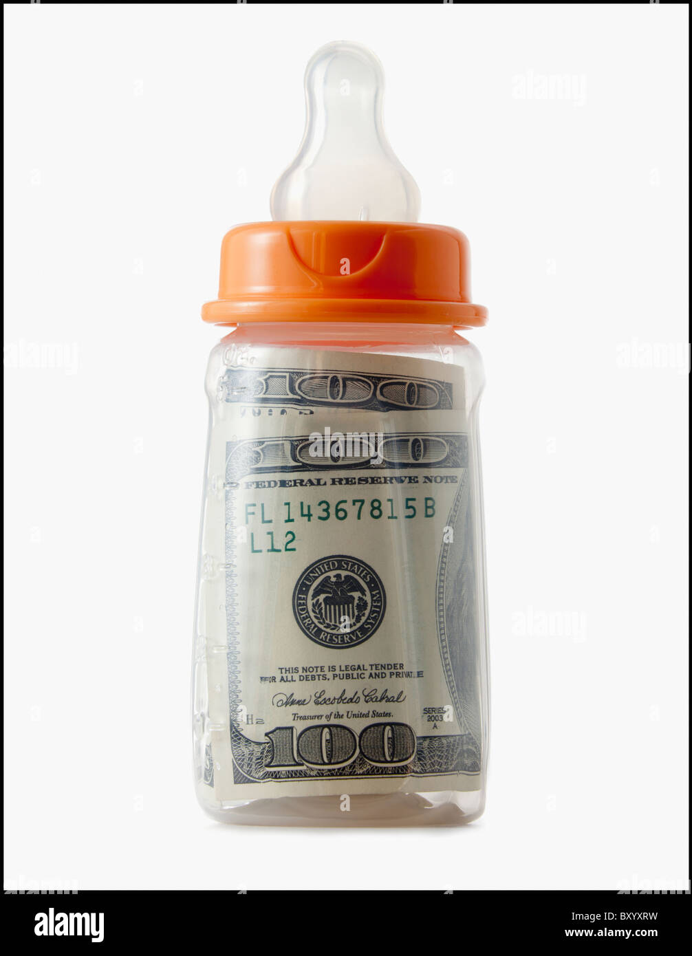 Studio shot de bouteille de bébé avec un billet de cent dollars Banque D'Images