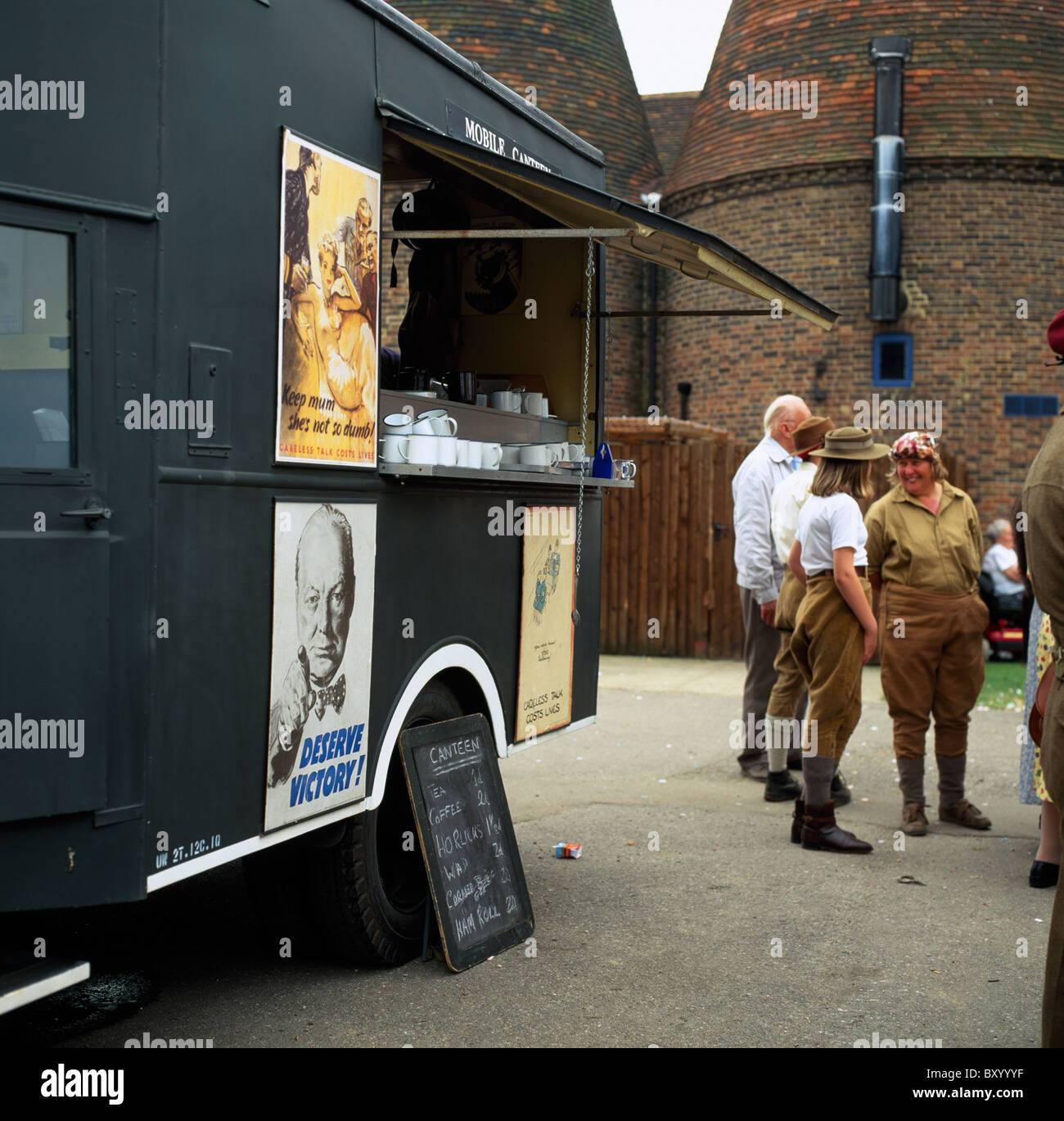 La restauration. Cantine mobile van sur un lieu de tournage en Angleterre  en Grande-Bretagne au Royaume-Uni. Emploi travaillent Business Photo Stock  - Alamy