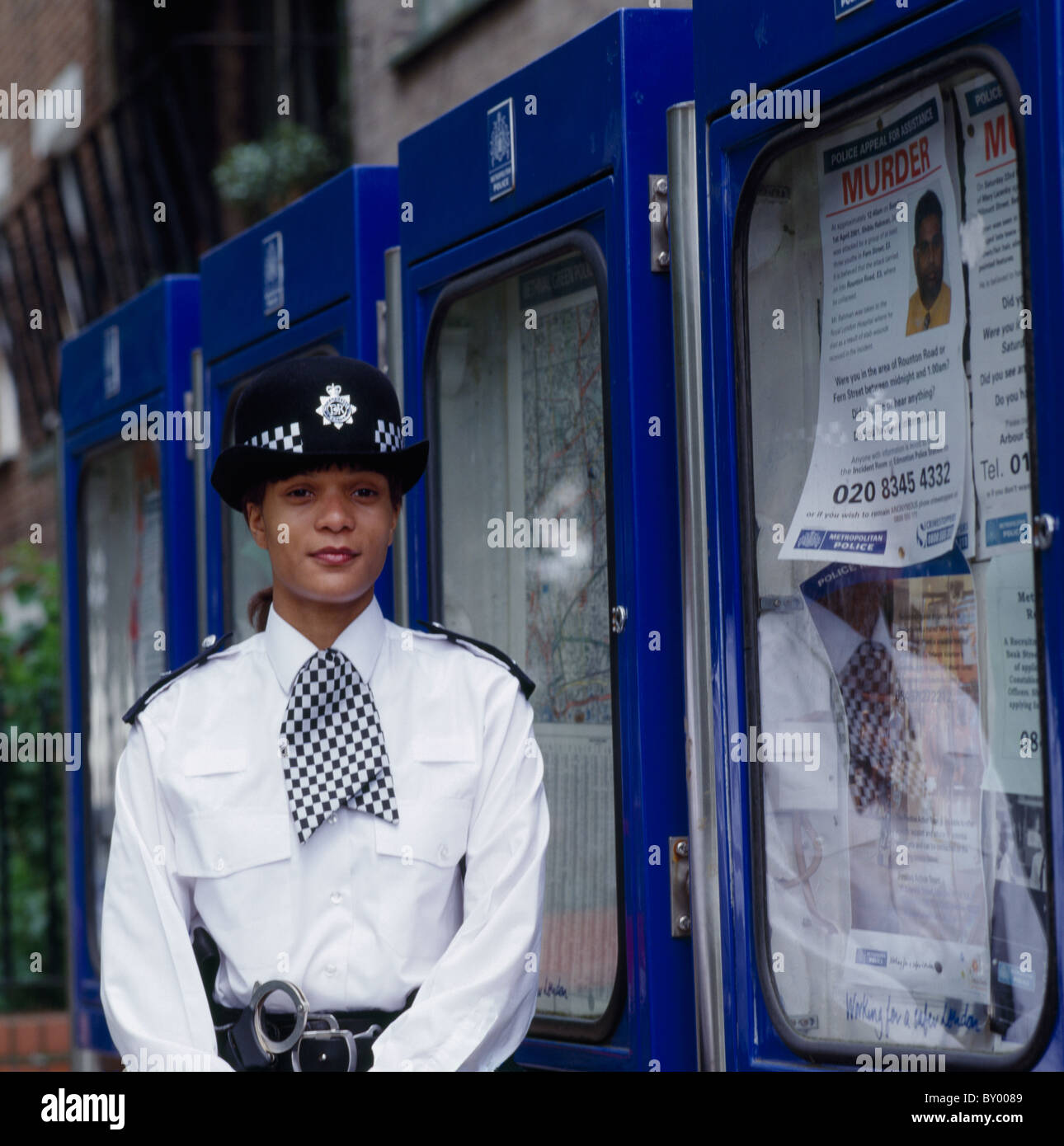 Agent de police métropolitaine femelle à Londres en Angleterre en Grande-Bretagne au Royaume-Uni Royaume-Uni. L'occupation de la fonction publique Travail Banque D'Images