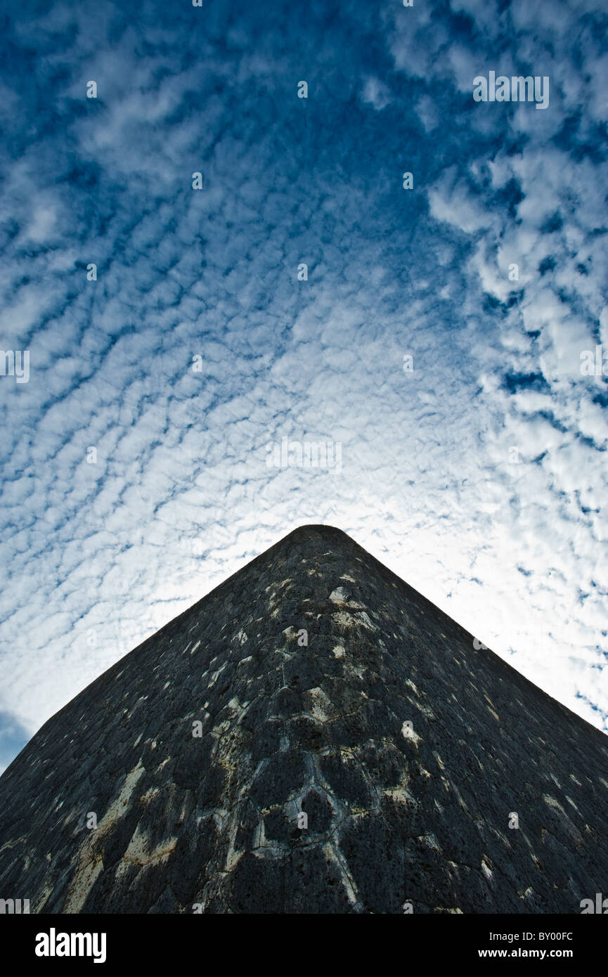 Vue détaillée de mur de pierre et de ciel au parc du château de Shuri, Naha, Okinawa, Japon Banque D'Images