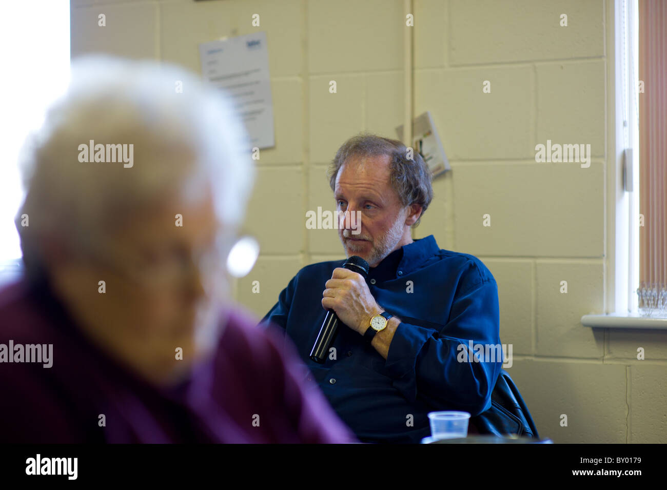 Les personnes âgées jouent au bingo avec meneur en arrière-plan. Focus différentiel sert à séparer la paire. Banque D'Images