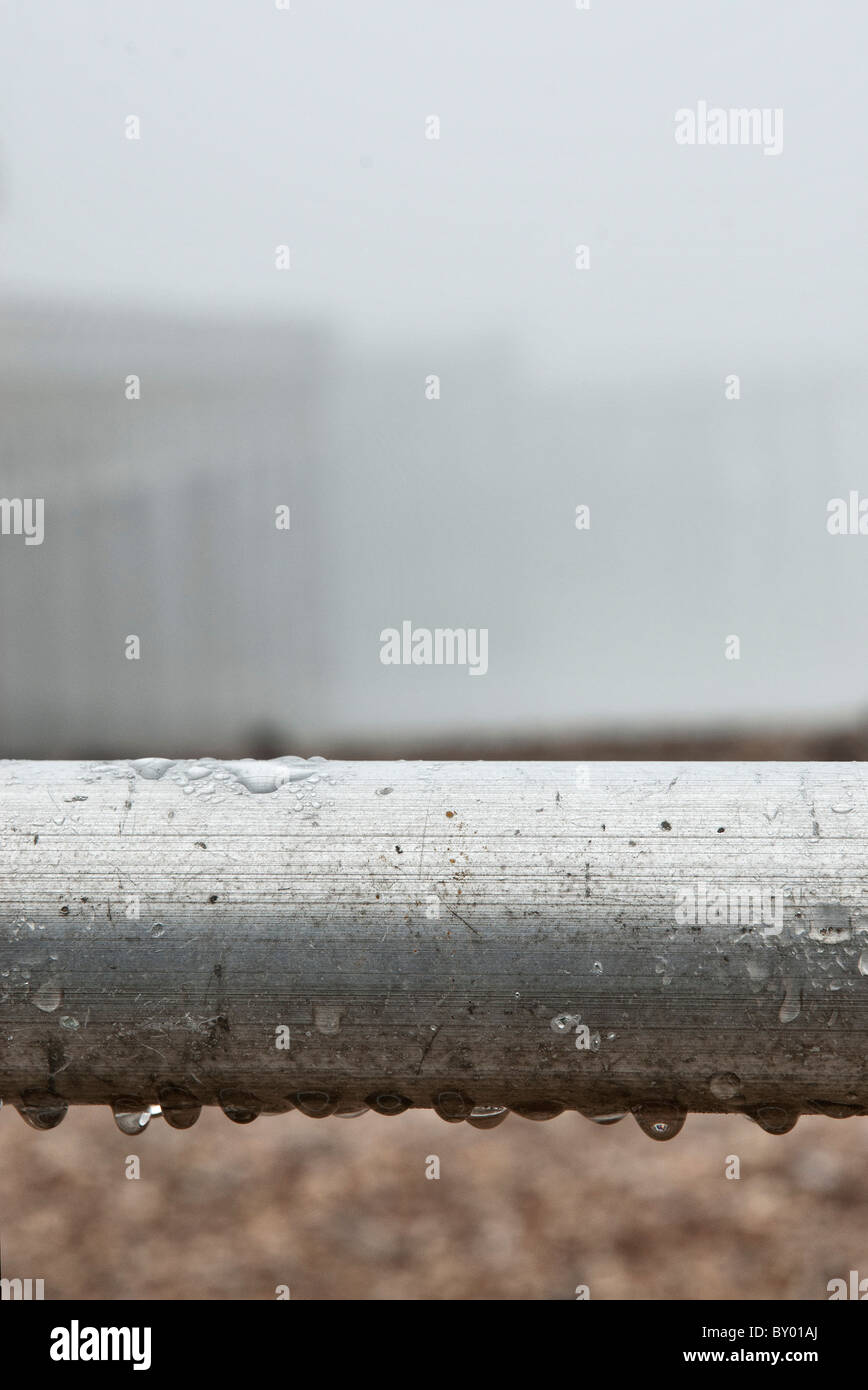 Gouttes d'eau à partir du brouillard et de la brume sur un fer forgé Banque D'Images