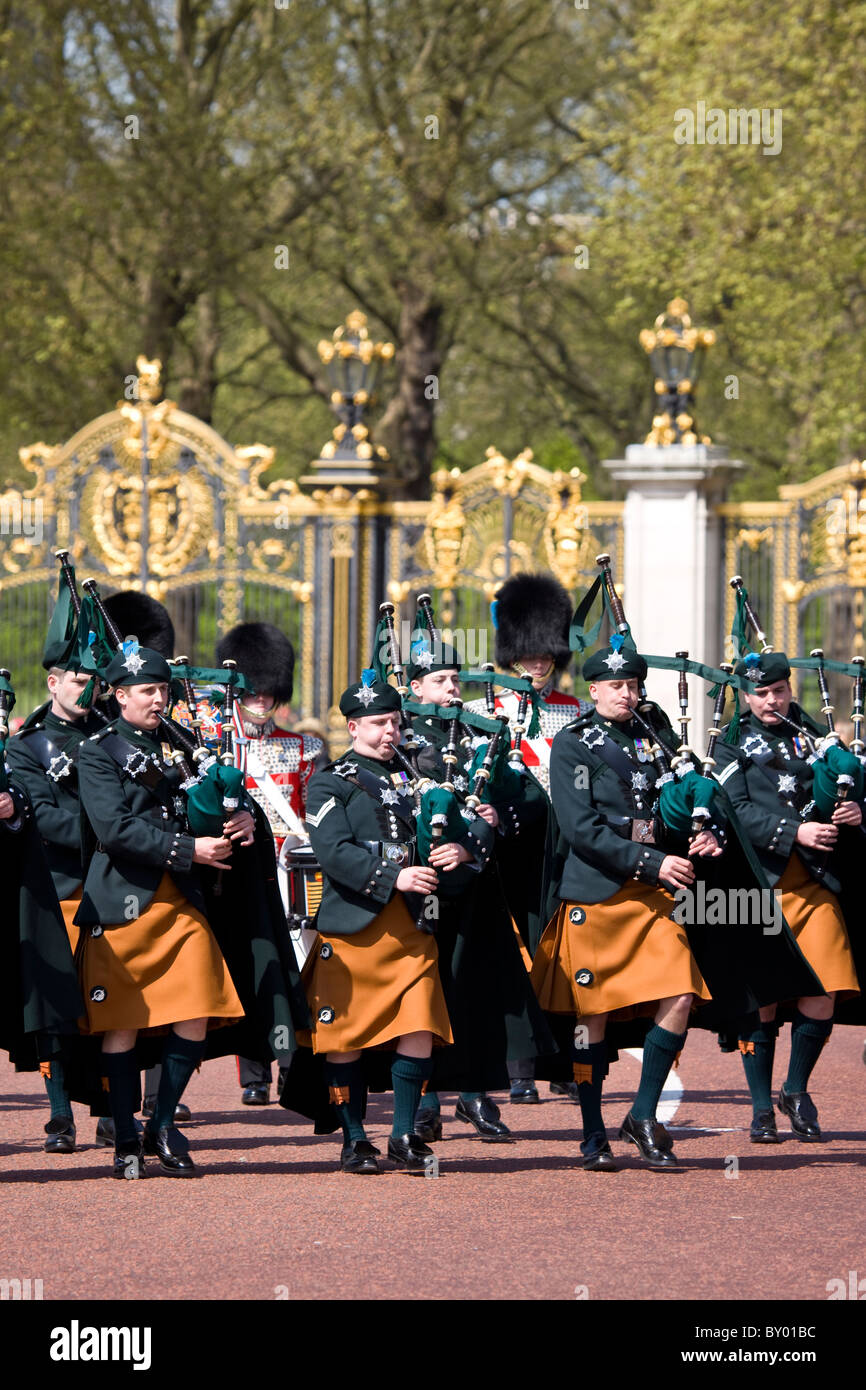 La relève de la garde à Buckingham Palace Banque D'Images