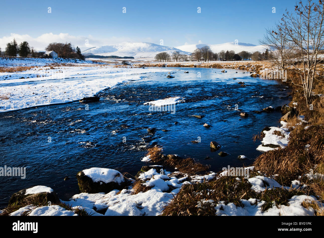Vue d'hiver Rhinns of Kells de collines couvertes de neige à travers le Polharrow brûler, Dumfries et Galloway Scotland District Banque D'Images