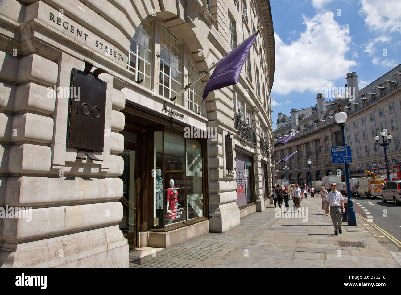 Shopping sur Regents Street Banque D'Images