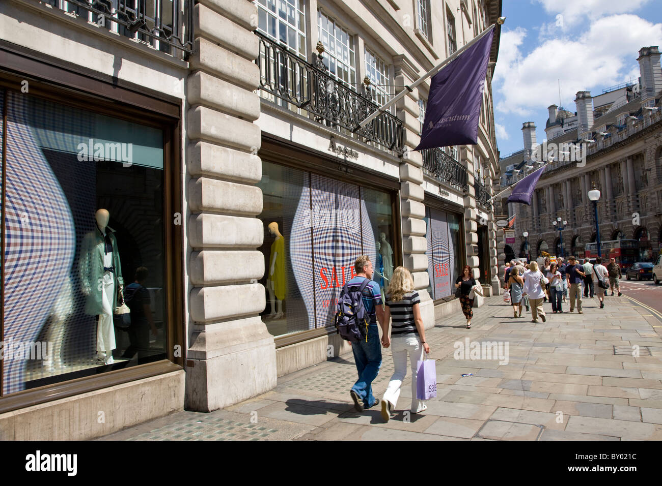 Shopping sur Regents Street Banque D'Images