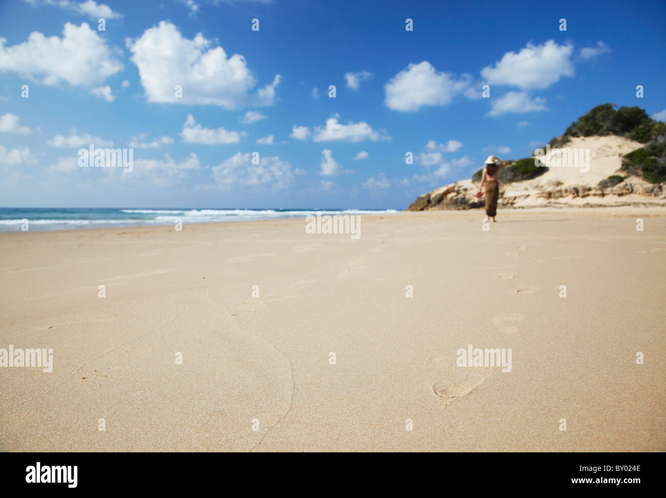 Woman walking on beach, Tofo, Inhambane, au Mozambique Banque D'Images