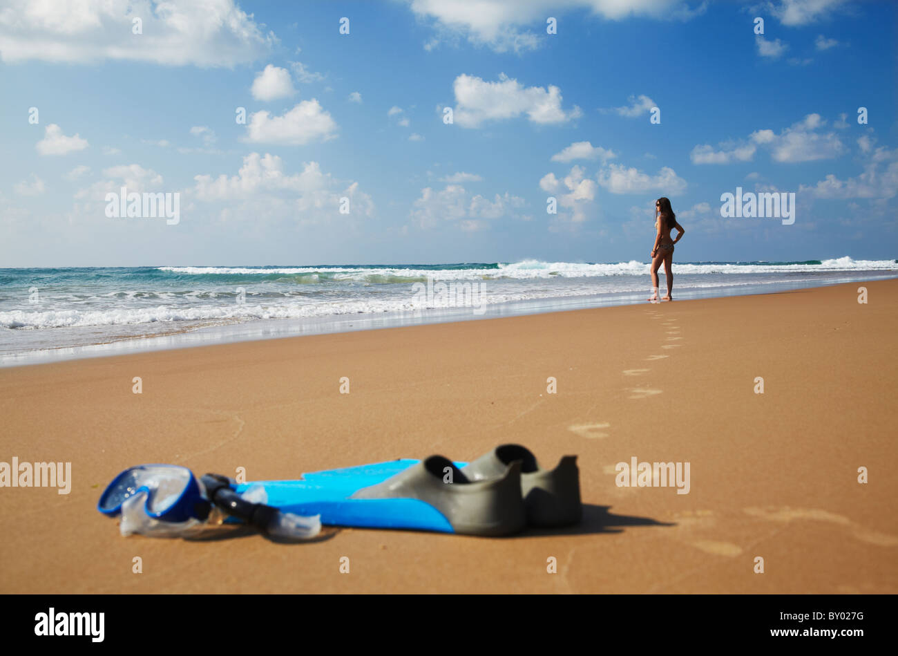 Femme sur la plage avec un tuba et des palmes, Tofo, Inhambane, au Mozambique Banque D'Images