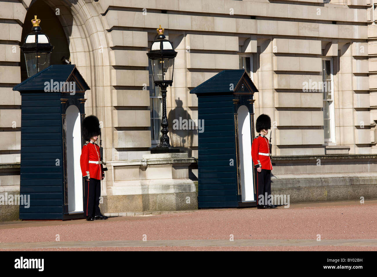 Guards devant le palais de Buckingham Banque D'Images