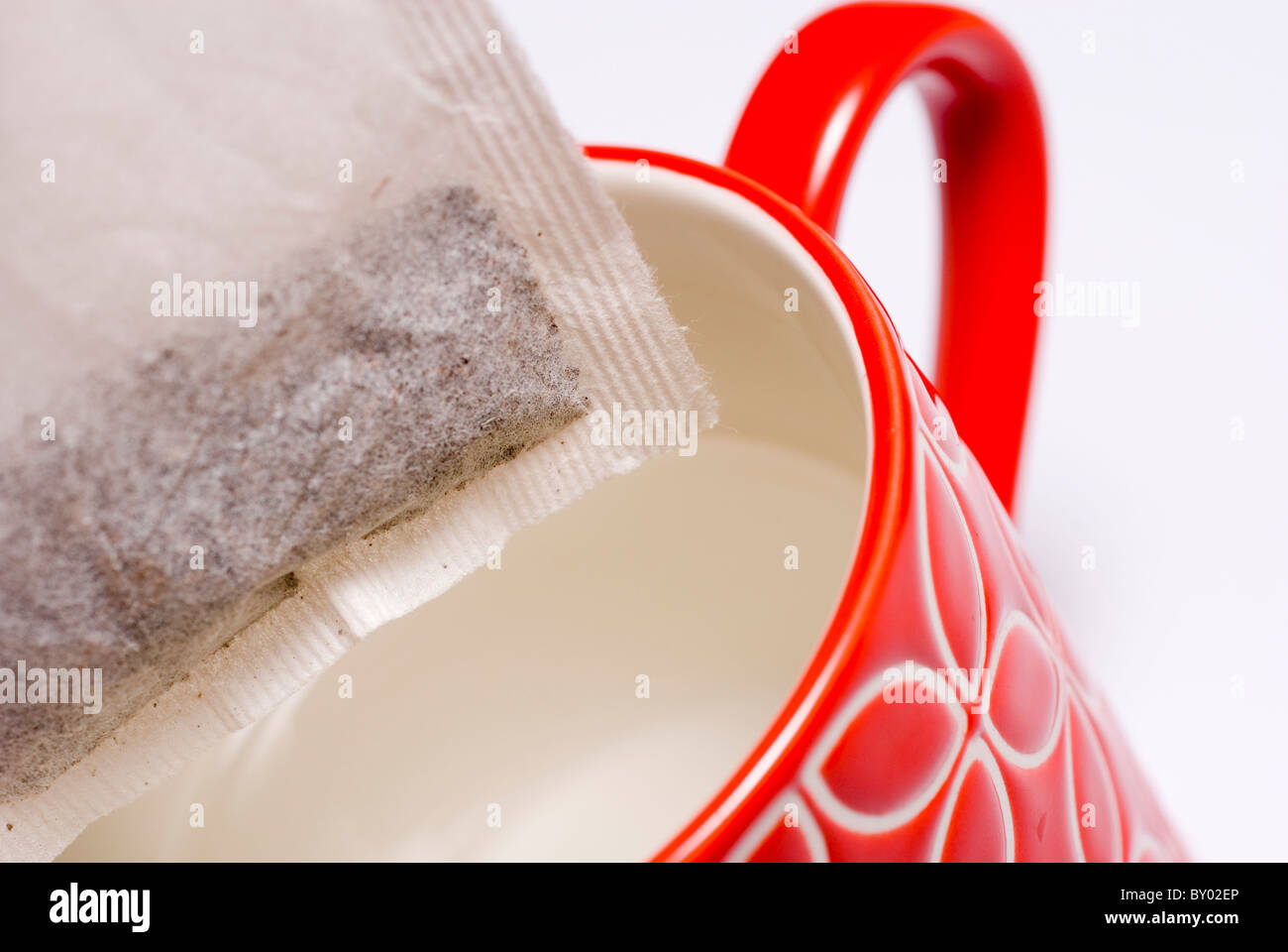 Close up of sachet étant descendu dans une tasse rouge avec de l'espace pour le texte ou la découpe Banque D'Images