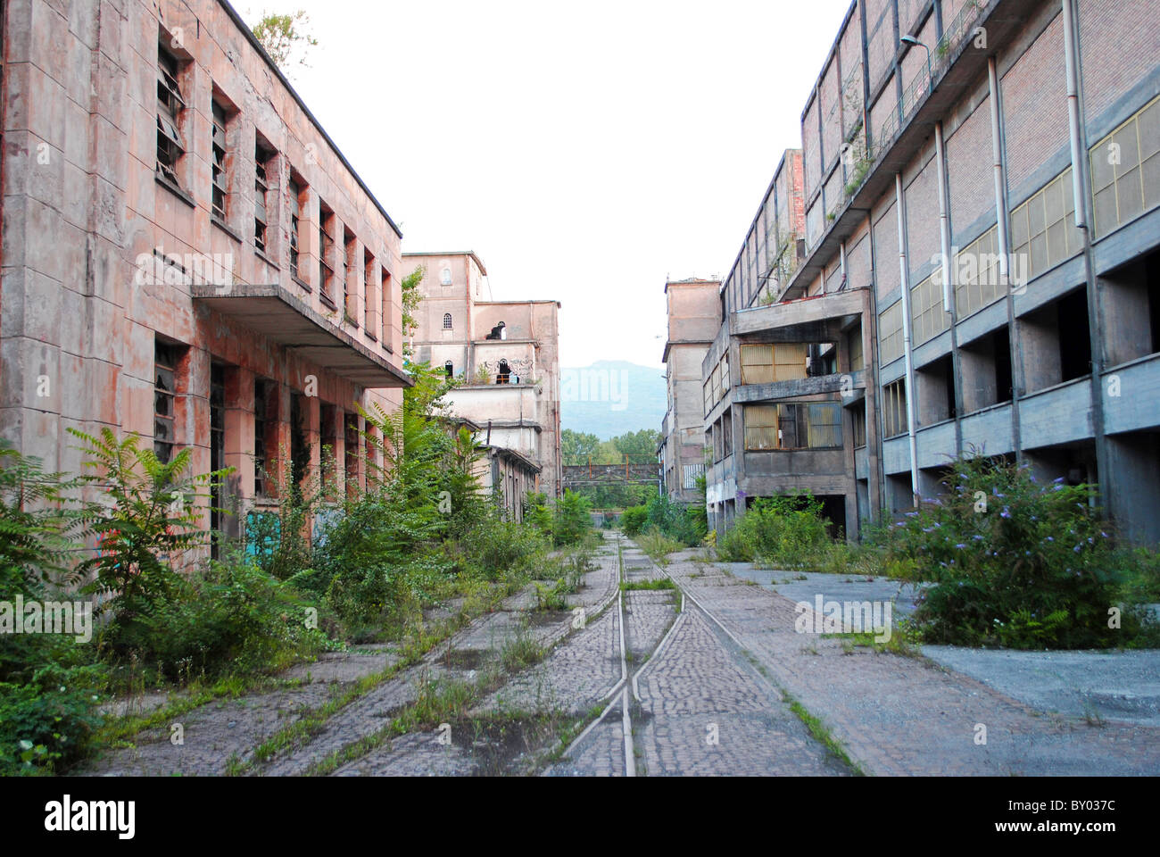 L'archéologie industrielle de la production d'aluminium souscrit en usine Banque D'Images