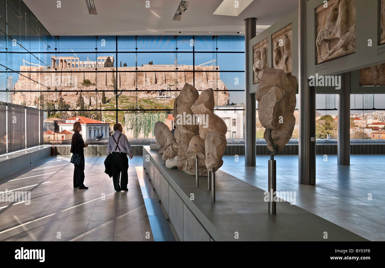 Le Parthénon vu à travers les fenêtres du nouveau Musée de l'Acropole, conçu par l'architecte Bernard Tschumi, Athènes, Grèce Banque D'Images