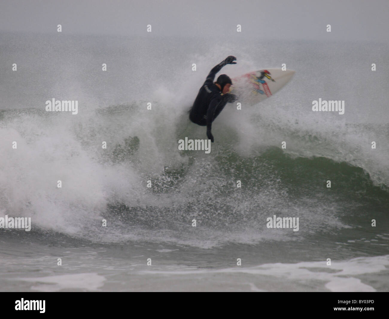 Surfer en hiver Cornwall, Cornwall, UK Banque D'Images