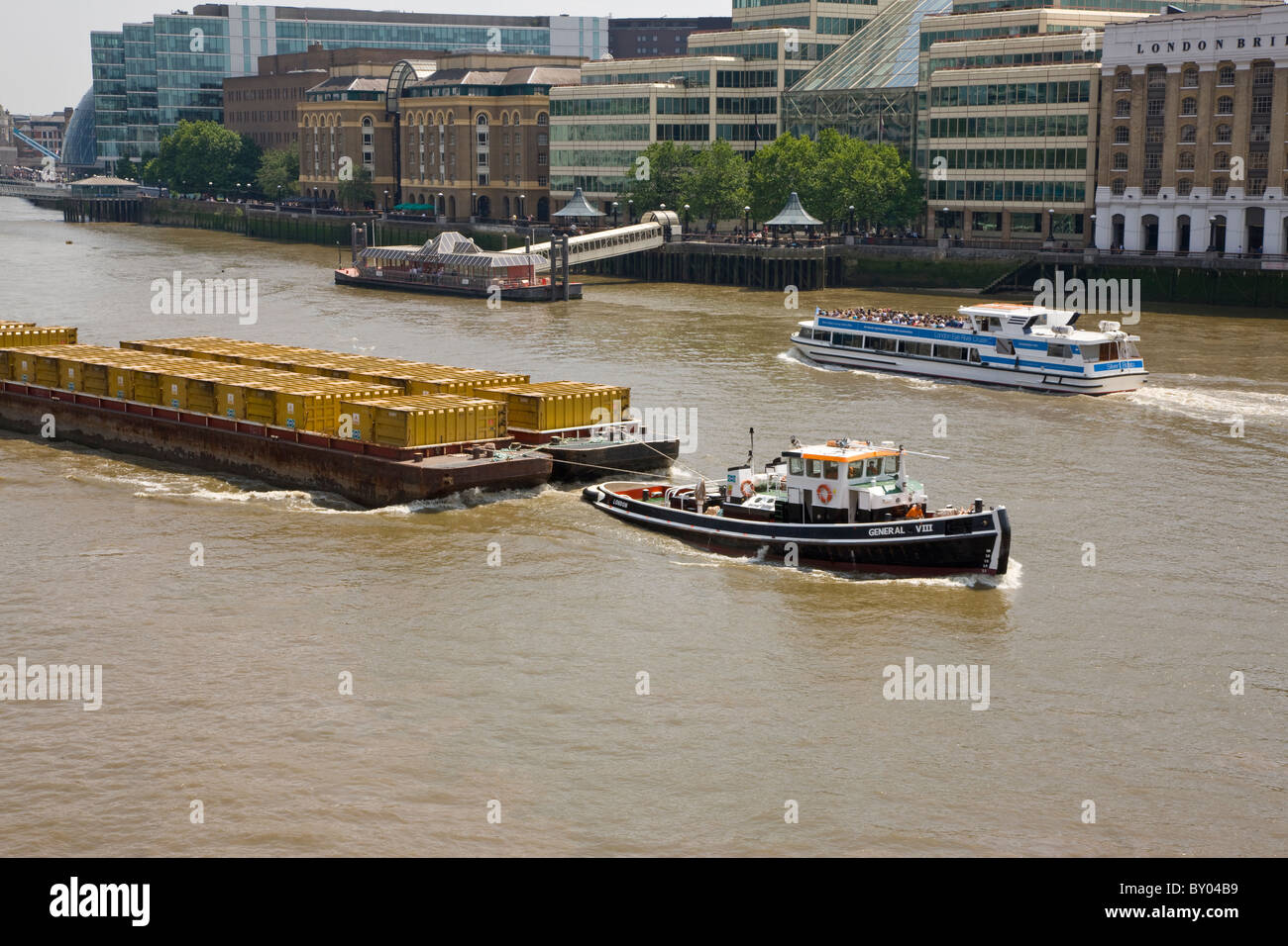 Tug boat on Thames de London Bridge Banque D'Images