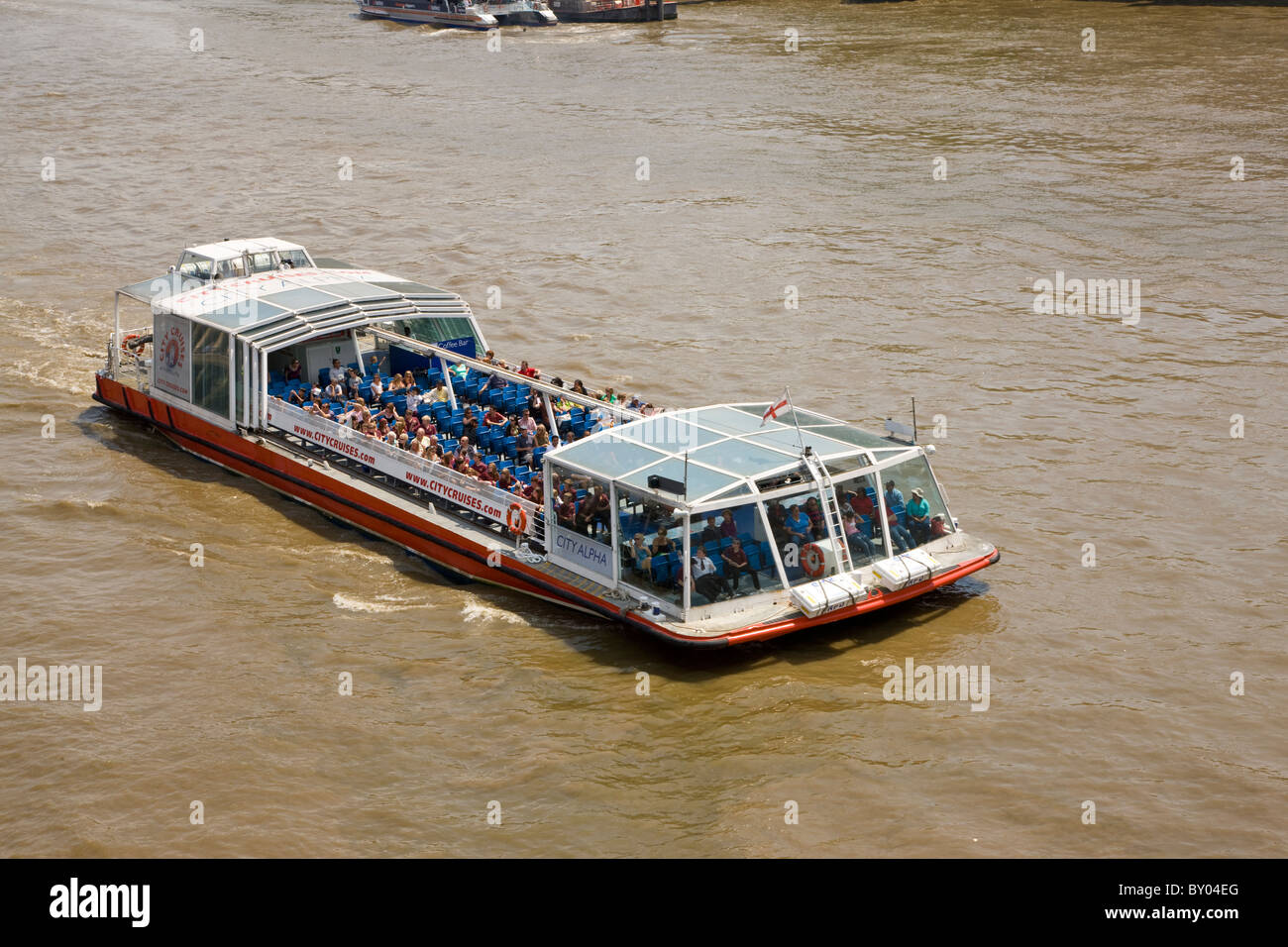 View of City Cruises Bateau de tourisme de London Bridge Banque D'Images