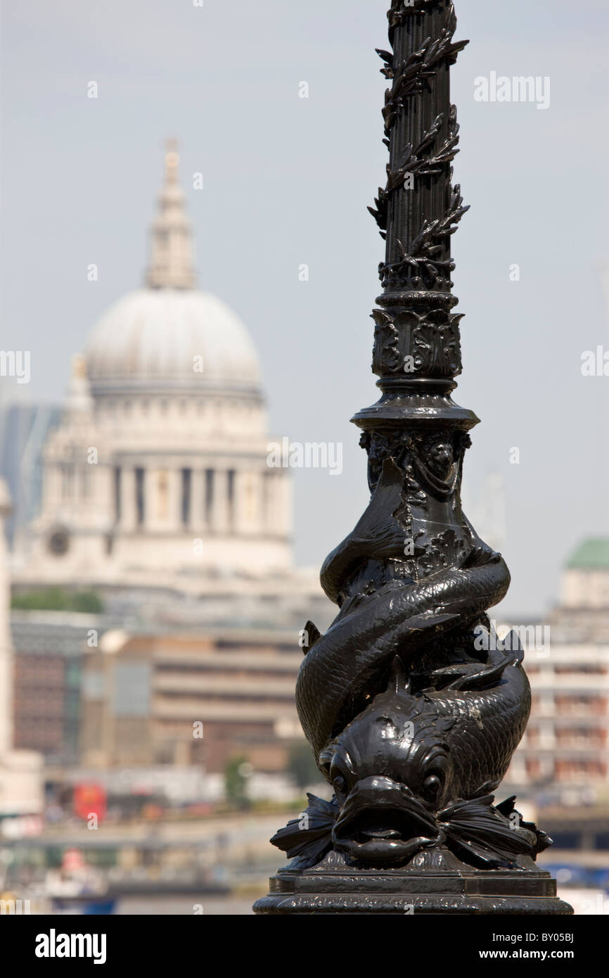 Lampadaire extérieur Allée de la rivière Thames South Bank Centre avec la Cathédrale St Paul en arrière-plan Banque D'Images