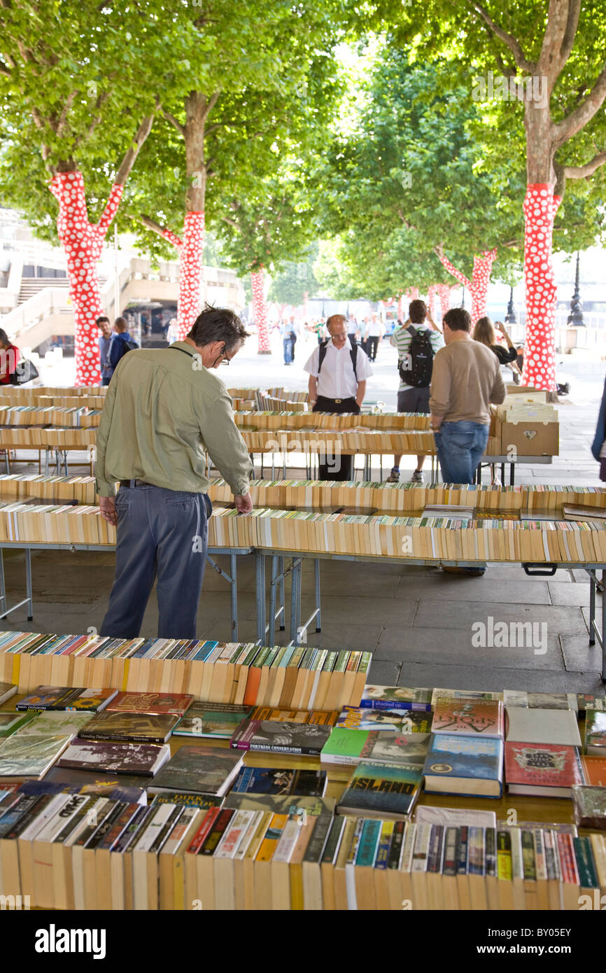 Marché de livres d'occasion dans Waterloo Bridge en dehors du South Bank Centre Banque D'Images