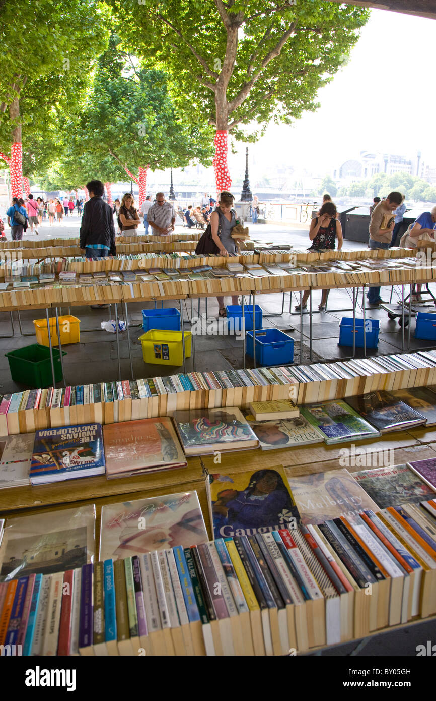 Marché de livres d'occasion dans Waterloo Bridge en dehors du South Bank Centre Banque D'Images