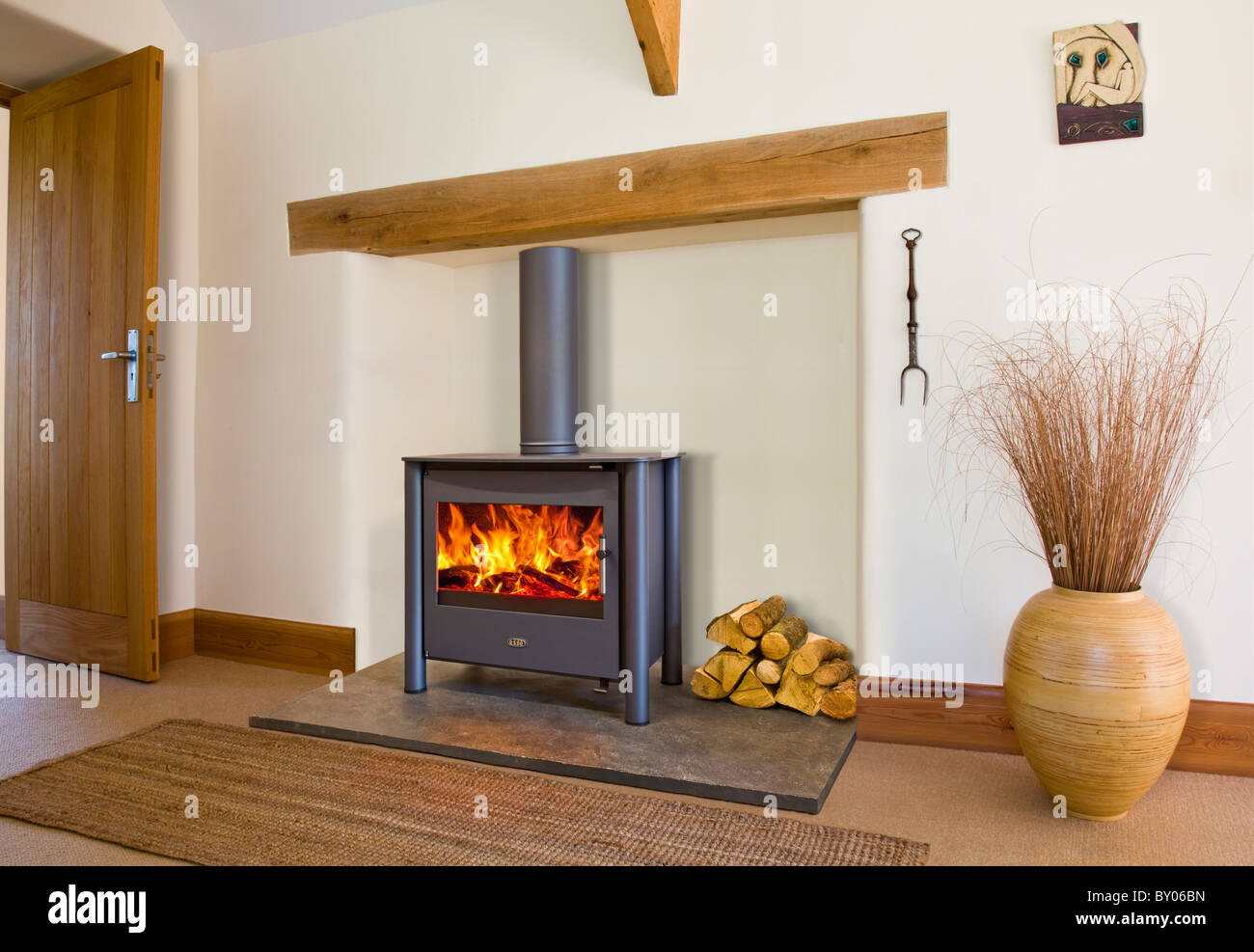 Esse d'un poêle à bois dans un cadre contemporain. Banque D'Images