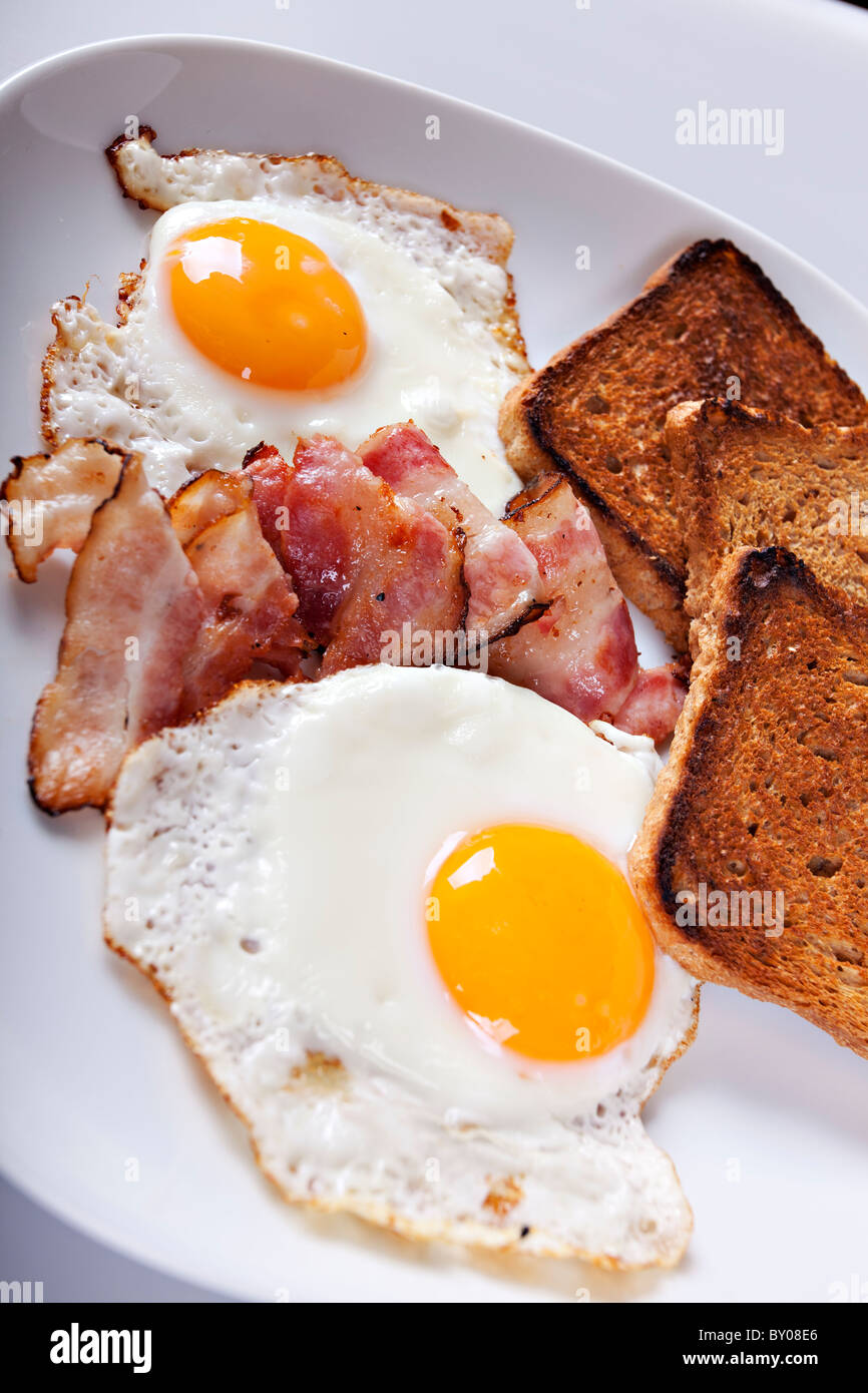 Petit déjeuner - toasts grillés, des œufs, du bacon Banque D'Images