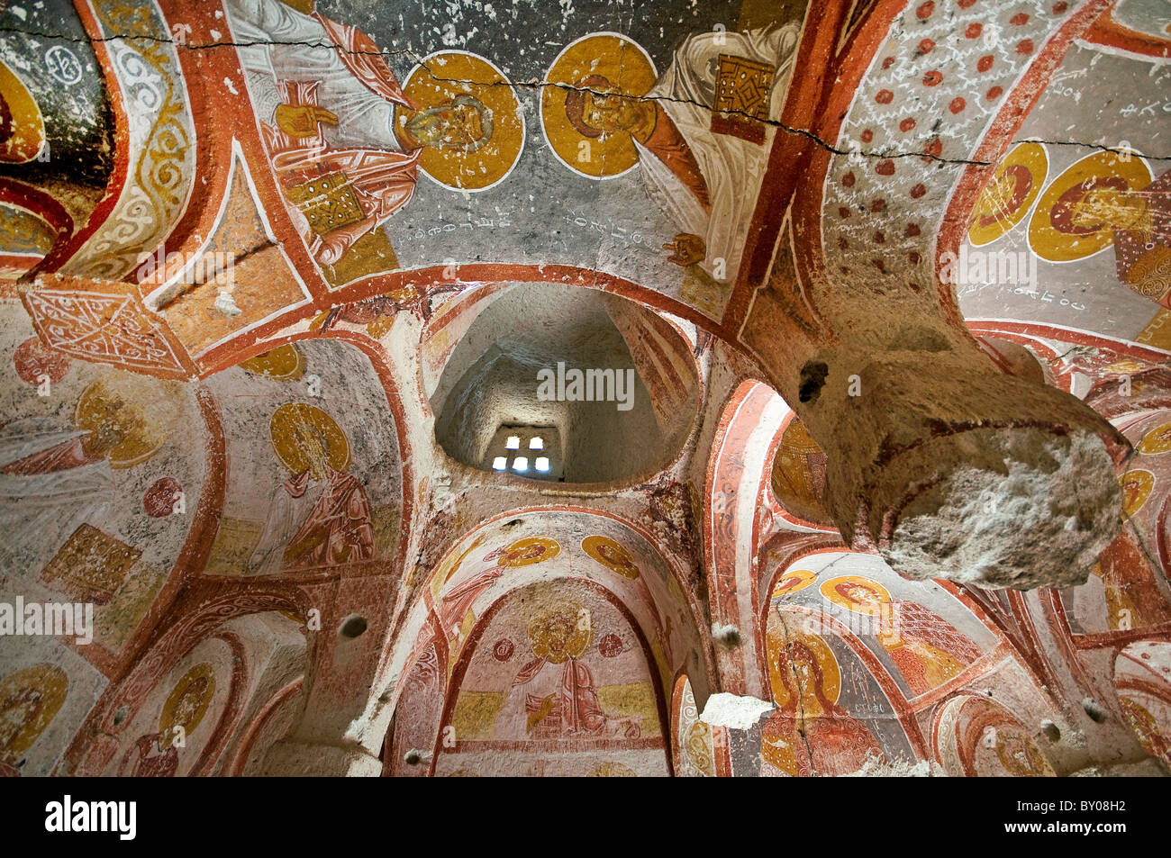 Vue de l'intérieur de l'église de la KOC Yusuf rocher sculpté la Turquie Cappadoce Banque D'Images