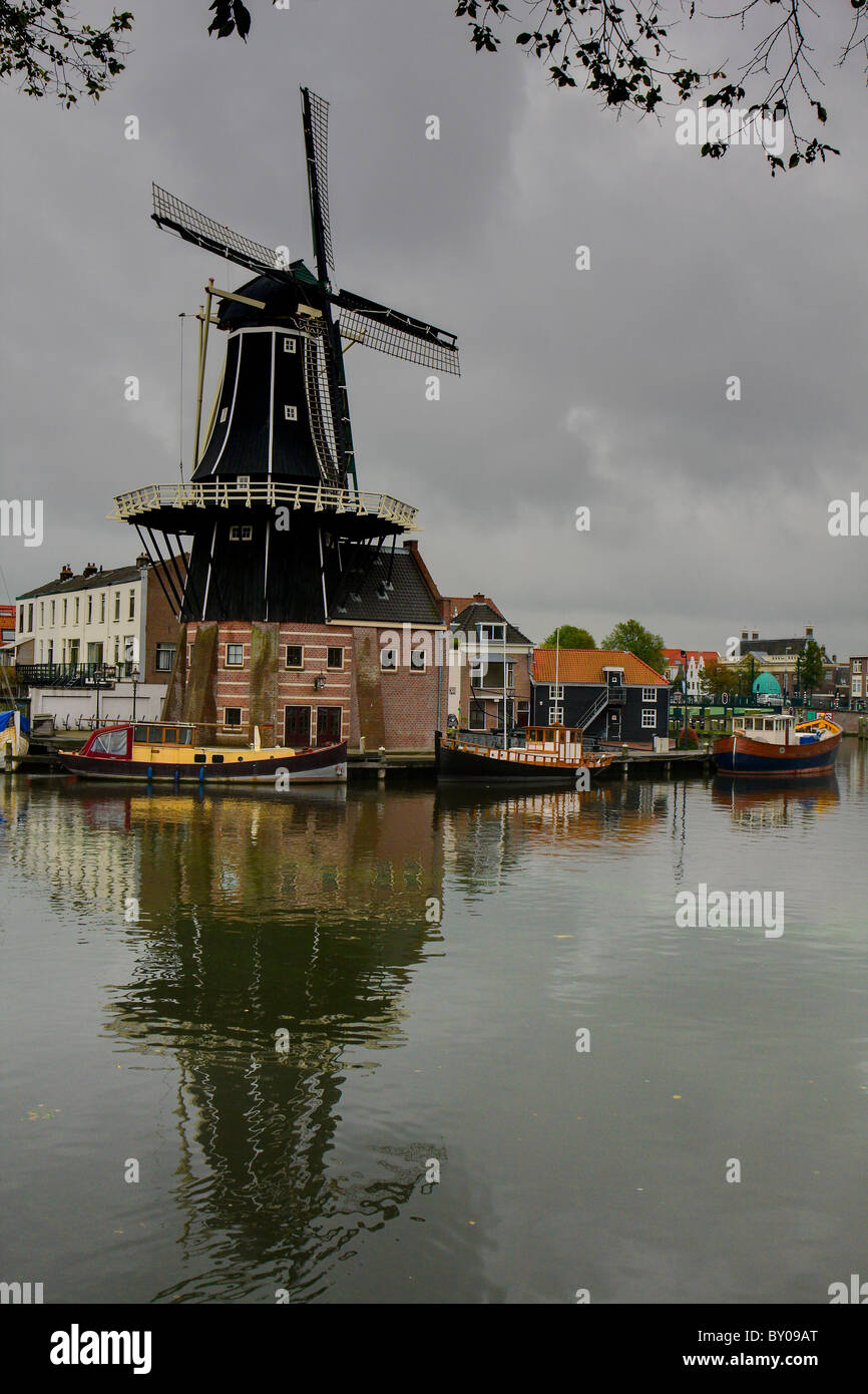 Moulin De Adriaan à Haarlem, Pays-Bas sur un jour nuageux Banque D'Images