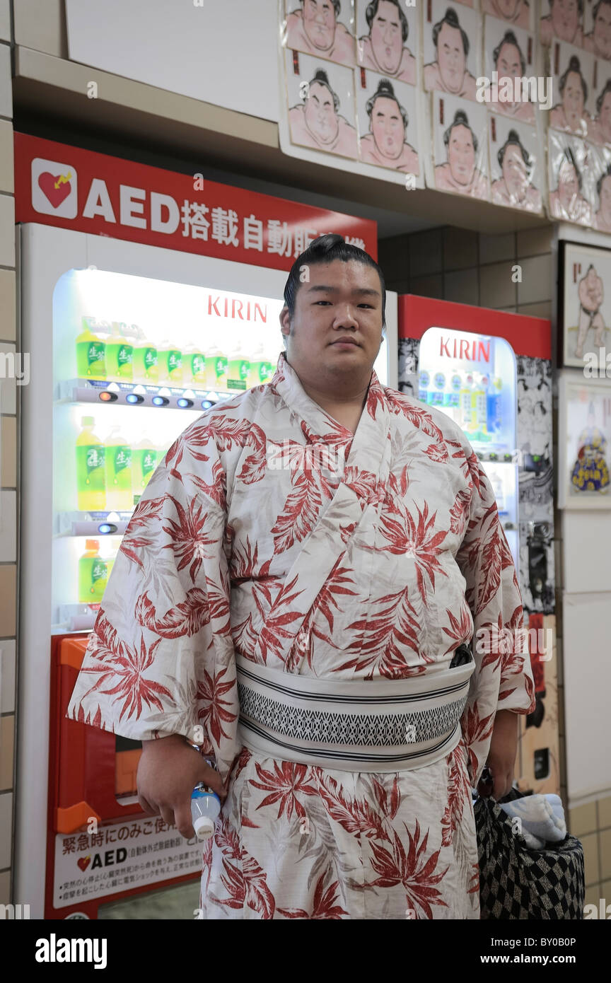Portrait d'un lutteur de sumo en face de distributeurs automatiques, Grand tournoi de sumo Ryogoku Kokugikan, mai 2010, Tokyo, Japon Banque D'Images Portrait d'un lutteur de sumo en face de distributeurs automatiques, Grand tournoi de sumo Ryogoku Kokugikan, mai 2010, Tokyo, Japon Banque D'Images
